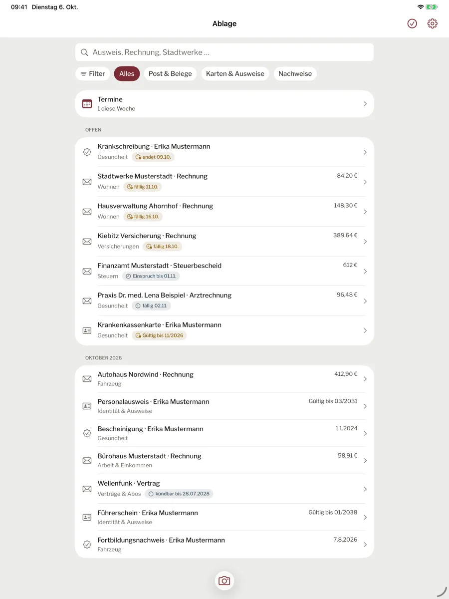 Die Ablage von Paperwork auf dem iPad mit Rechnungen, Karten und Nachweisen. Beispieldaten.
